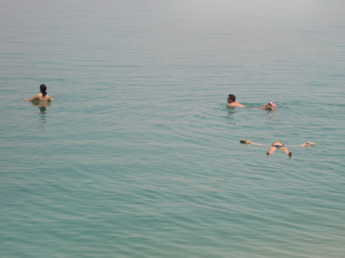死海で浮遊体験を楽しむ人々