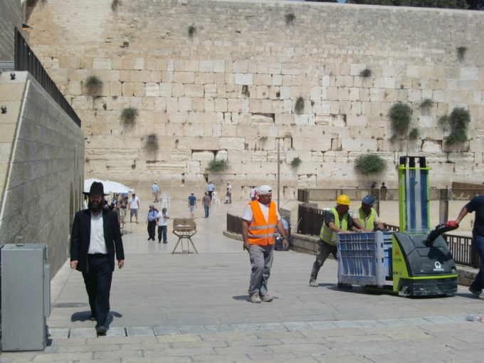 嘆きの壁付近を歩くユダヤ教徒