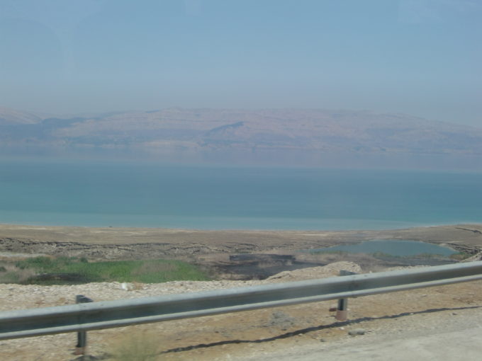 バスから見えた死海の光景