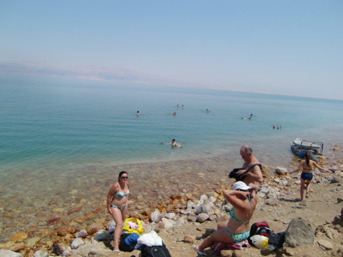死海ビーチで泳ぐ人々