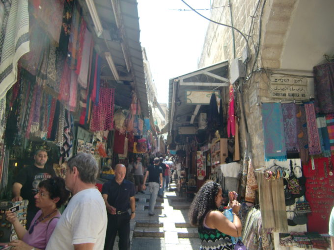 両側に店が並ぶエレサレム旧市街の坂道