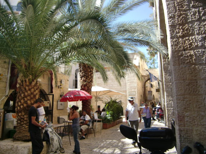 エルサレム旧市街地の休憩所を利用する旅行者たち