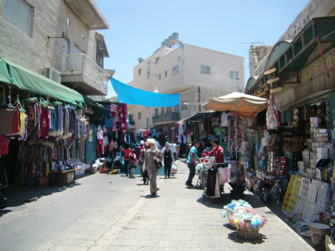 両側に店が並ぶパレスチナのメインストリート