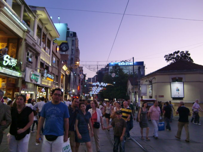 旧市街のメインストリートを歩く多くの観光客
