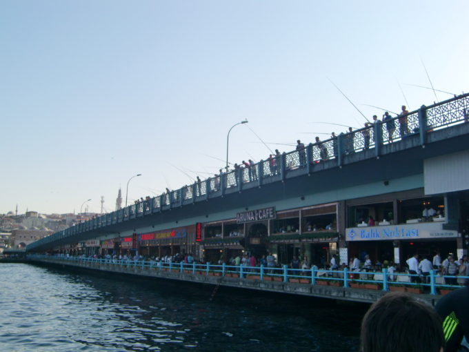 お店と釣り人で賑わうガラタ橋