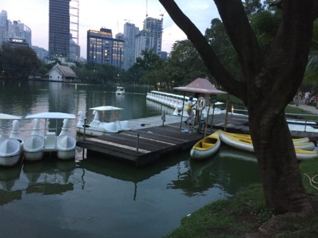 ルンビニ公園の池にあるボートやスワン号